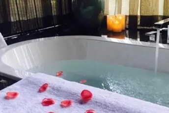 广州海珠区水疗池中的失重冥想：当身体学会漂浮